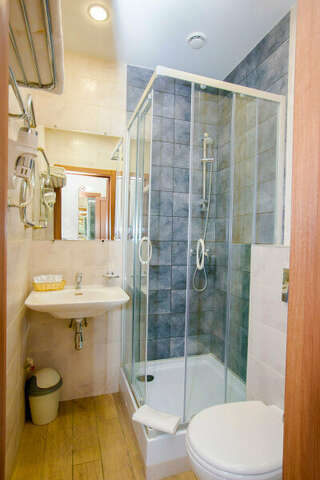 Гостиница Николь Новосибирск Стандартный двухместный номер с 2 отдельными кроватями и общей ванной комнатой-3