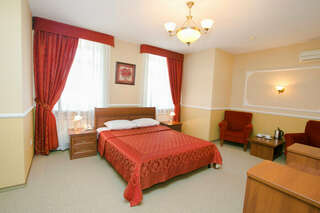 Гостиница Николь Новосибирск Люкс с кроватью размера «king-size» и гидромассажной ванной-1