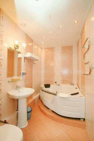 Гостиница Николь Новосибирск Люкс с кроватью размера «king-size» и гидромассажной ванной-2