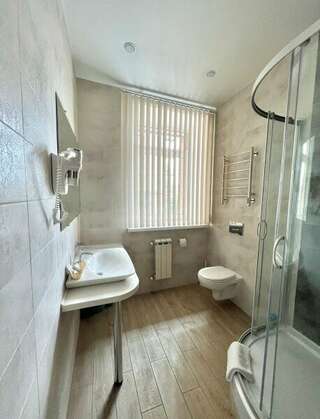 Гостиница Николь Новосибирск Cемейный номер с собственной ванной комнатой-3