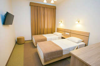 Гостиница Николь Новосибирск Стандартный двухместный номер с 2 отдельными кроватями и общей ванной комнатой-1