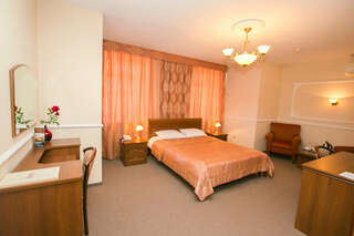 Гостиница Николь Новосибирск Люкс с кроватью размера «king-size» и гидромассажной ванной-4