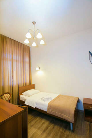 Гостиница Николь Новосибирск Стандартный двухместный номер с 2 отдельными кроватями и общей ванной комнатой-2