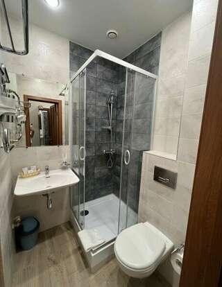 Гостиница Николь Новосибирск Cемейный номер с собственной ванной комнатой-2