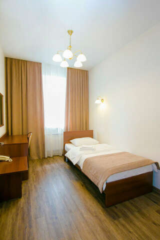 Гостиница Николь Новосибирск Стандартный двухместный номер с 2 отдельными кроватями и общей ванной комнатой-1