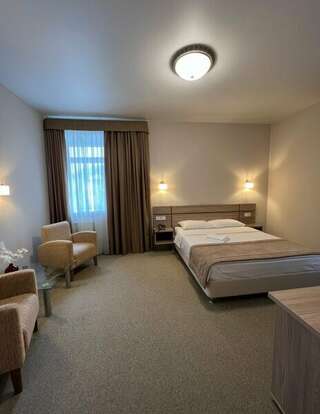 Гостиница Николь Новосибирск Cемейный номер с собственной ванной комнатой-4